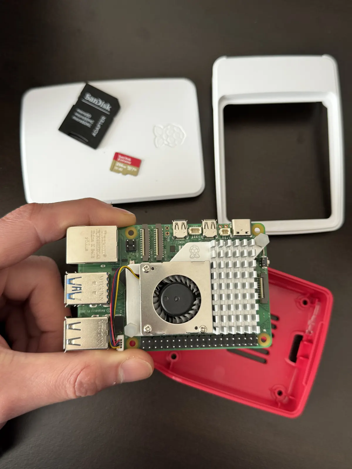 Nahaufnahme des Raspberry Pi 5 Boards mit aktivem Kühler