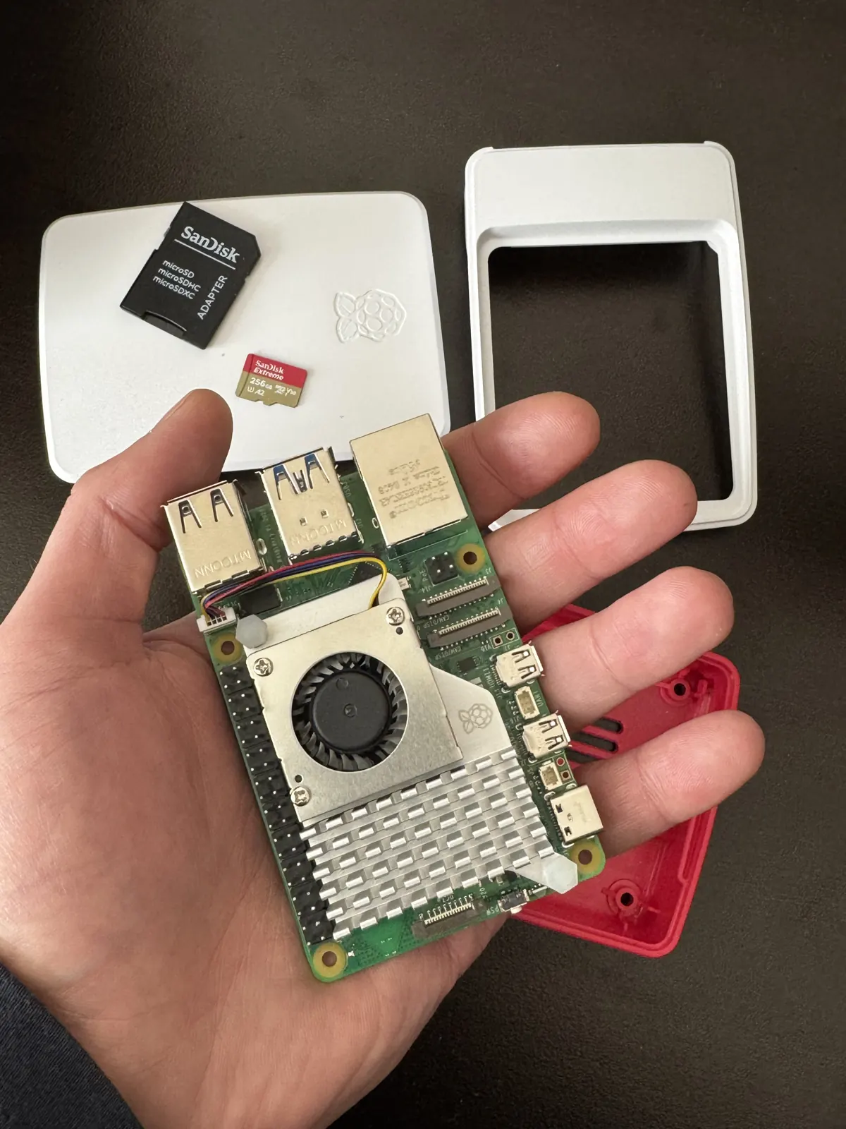 Raspberry Pi 5 Board mit Kühlung in der Hand